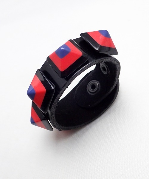 GARA（ガラ）の「GARA:ITALY STUDS WRISTAND（バングル/リストバンド・メンズ・マスタード/ピンク・FREE）」の2枚目の写真