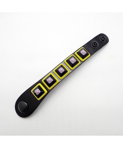 GARA（ガラ）の「GARA:ITALY STUDS WRISTAND（バングル/リストバンド・メンズ・マスタード/ピンク・FREE）」の3枚目の写真