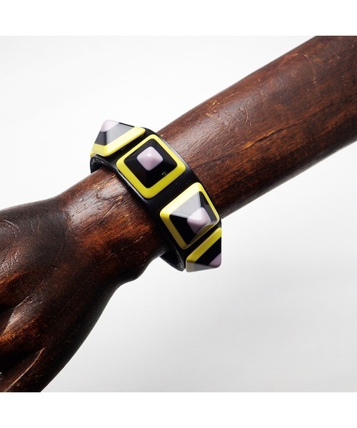 GARA（ガラ）の「GARA:ITALY STUDS WRISTAND（バングル/リストバンド・メンズ・マスタード/ピンク・FREE）」の5枚目の写真