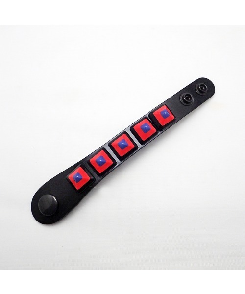 GARA（ガラ）の「GARA:ITALY STUDS WRISTAND（バングル/リストバンド・メンズ・マスタード/ピンク・FREE）」の4枚目の写真