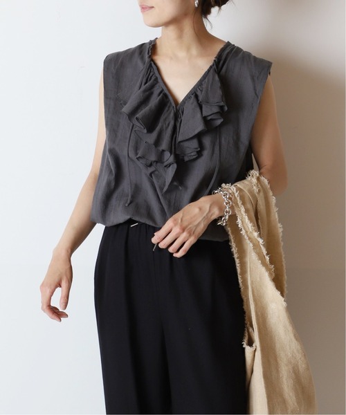 FRAMeWORK（フレームワーク）の「ラッフルカラーノースリーブブラウス◆（シャツ/ブラウス・レディース・ホワイト/チャコールグレー/グリーン・FREE）」の5枚目の写真