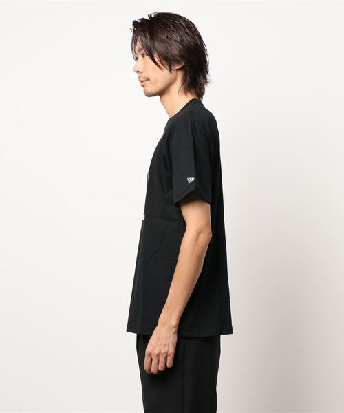 NEW ERA（ニューエラ）の「【NEW ERA】コットン Tシャツ バイザーステッカー レギュラーフィット [BSC]（Tシャツ/カットソー・メンズ・ブラック/ホワイト・M/L/XL/S）」の3枚目の写真