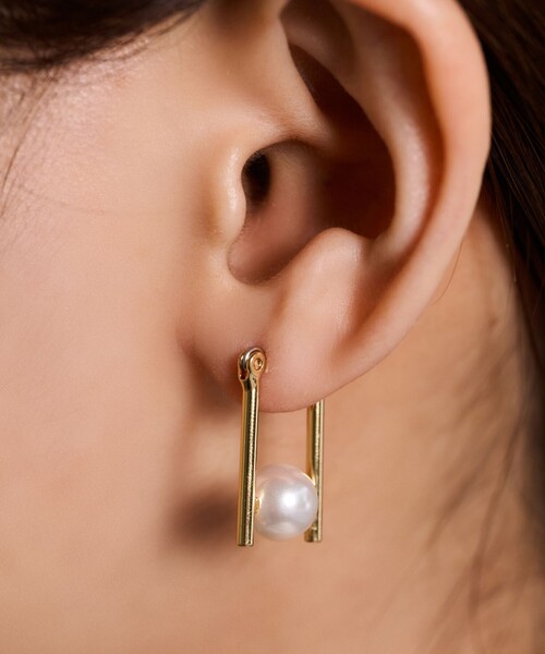 TOMORROWLAND (トゥモローランド)の「【別注】januka パールコンビピアス(ピアス(両耳用)・レディース・ホワイト系その他・FREE)」の2枚目の写真