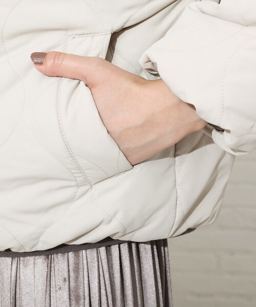 Cutie Blonde（キューティーブロンド）の「◆【S-LL/リバーシブル】エコファーキルトジャケット（ブルゾン・レディース・ブラック/カーキ/ナチュラル/ベージュ・01/02/03/04）」の11枚目の写真