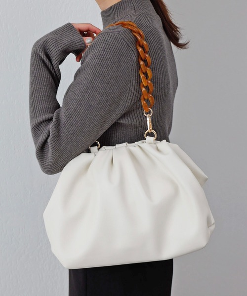 COLONY 2139（コロニートゥーワンスリーナイン）の「べっ甲ハンドルチェーンタックバッグ（ショルダーバッグ・レディース・ブラック/アイボリー・FREE）」の2枚目の写真