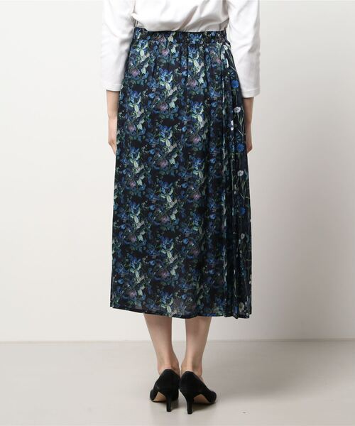 note et silence （ノートエシロンス）の「【 AMB100貨 】リバティシルフローン　サイドタックスカート（スカート・レディース・ブラック/ブルー・FREE）」の7枚目の写真