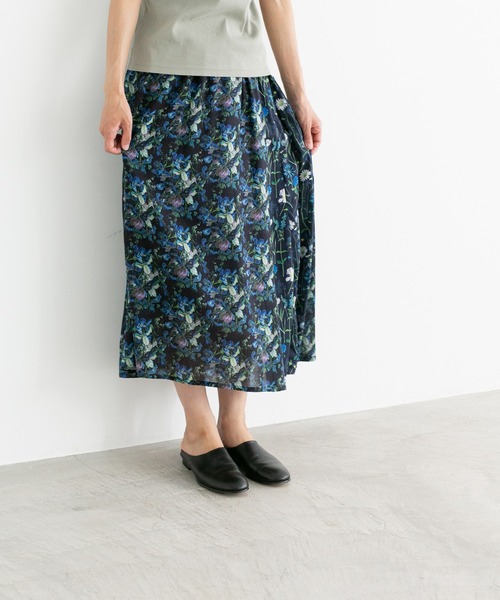 note et silence （ノートエシロンス）の「【 AMB100貨 】リバティシルフローン　サイドタックスカート（スカート・レディース・ブラック/ブルー・FREE）」の2枚目の写真