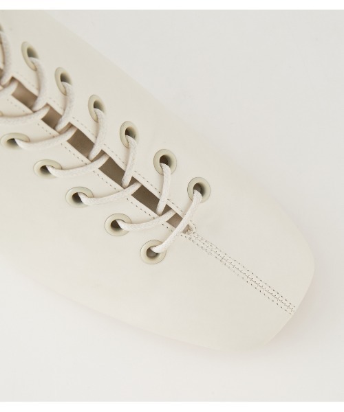 AZUL by moussy（アズールバイマウジー）の「SQUARE TOE LACE UP BOOTS/スクエアトーレースアップブーツ（ブーツ・レディース・ブラック/アイボリー・LARGE/MEDIUM/SMALL）」の3枚目の写真