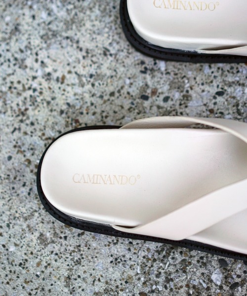 CAMINANDO(カミナンド)の「CAMINANDO(カミナンド) THONG SLIDES /トングサンダル/2216W(サンダル・レディース・オフホワイト/ブラック/ホワイト・5/6/7/8)」の6枚目の写真
