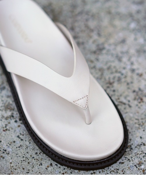 CAMINANDO(カミナンド)の「CAMINANDO(カミナンド) THONG SLIDES /トングサンダル/2216W(サンダル・レディース・オフホワイト/ブラック/ホワイト・5/6/7/8)」の4枚目の写真