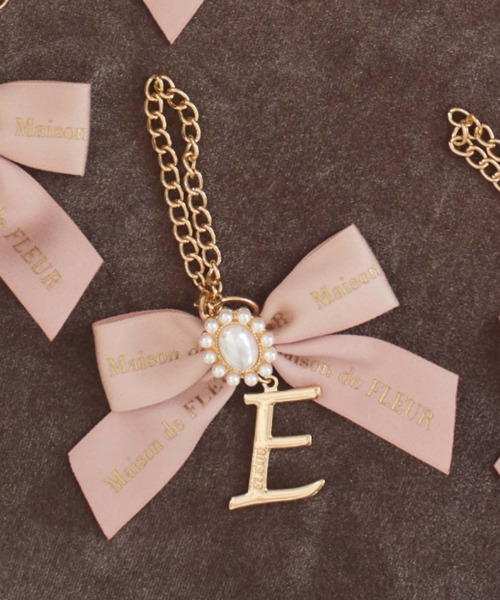 Maison de FLEUR(メゾンドフルール)の「イニシャルリボンパールチャーム(チャーム・レディース・A/C/D/E/F/G/H/I/J/K/L/M/N/R/S/T/Y・FREE)」の5枚目の写真