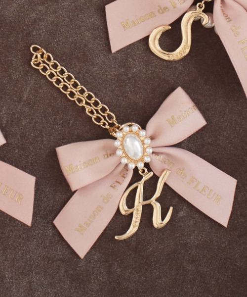 Maison de FLEUR(メゾンドフルール)の「イニシャルリボンパールチャーム(チャーム・レディース・A/C/D/E/F/G/H/I/J/K/L/M/N/R/S/T/Y・FREE)」の10枚目の写真