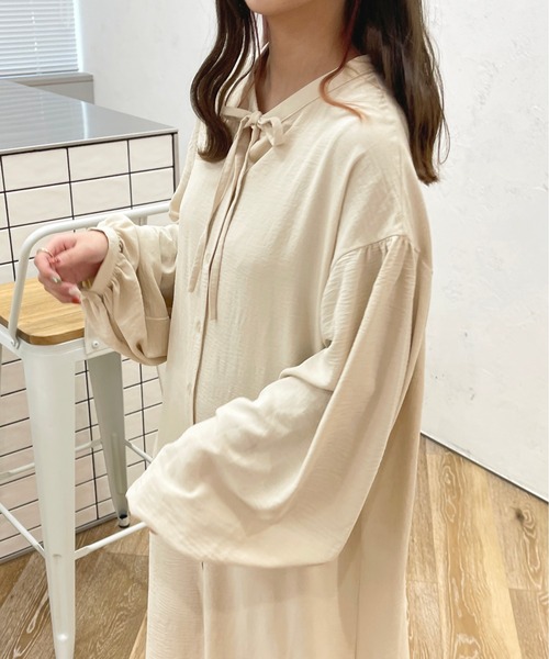 apres jour(アプレジュール)の「袖ボリュームシャツワンピース【ZOZOTOWN限定アイテム】(ワンピース・レディース・グリーン系その他/アイボリー/ブラック・フリー/X-LARGE)」の6枚目の写真