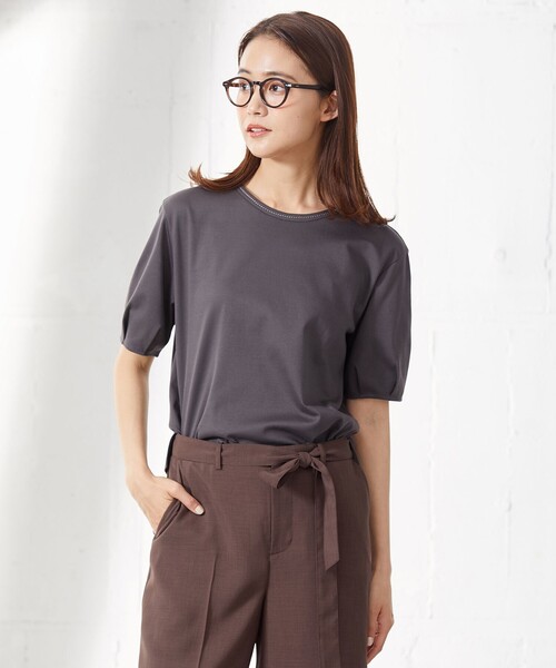 J.PRESS(ジェイプレス)の「【UVケア・接触冷感】コンパクトコットンスムース タックスリーブ カットソー(Tシャツ/カットソー・レディース・ホワイト系/グレー系/ベージュ系/ネイビー系/ブルー系/ピンク系・MEDIUM/LARGE)」の2枚目の写真