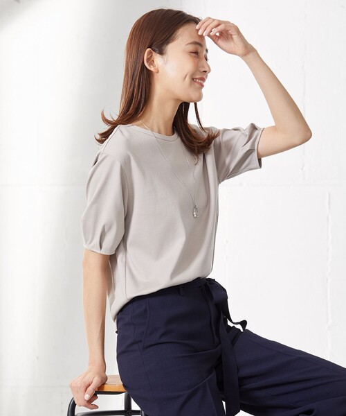 J.PRESS(ジェイプレス)の「【UVケア・接触冷感】コンパクトコットンスムース タックスリーブ カットソー(Tシャツ/カットソー・レディース・ホワイト系/グレー系/ベージュ系/ネイビー系/ブルー系/ピンク系・MEDIUM/LARGE)」の3枚目の写真