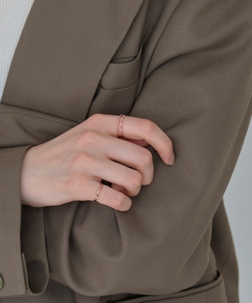 Phoebe(フィービィー)の「【サイズ調整可能】フェミニンプレイスドビジューセットリング(リング・レディース・イエローゴールド/ピンクゴールド・FREE)」の3枚目の写真