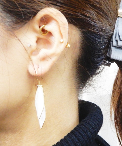 The Rule(ザルール)の「The Rule ザルール:Leaf double hook pierced earring:2連リーフフックピアス(ピアス(両耳用)・レディース・ブラウン/グレー/クリア/オフホワイト・FREE)」の1枚目の写真