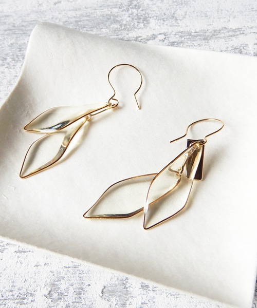 The Rule(ザルール)の「The Rule ザルール:Leaf double hook pierced earring:2連リーフフックピアス(ピアス(両耳用)・レディース・ブラウン/グレー/クリア/オフホワイト・FREE)」の4枚目の写真