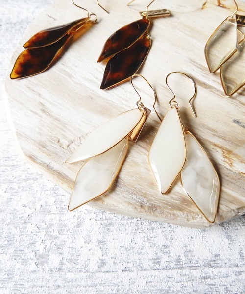 The Rule(ザルール)の「The Rule ザルール:Leaf double hook pierced earring:2連リーフフックピアス(ピアス(両耳用)・レディース・ブラウン/グレー/クリア/オフホワイト・FREE)」の7枚目の写真