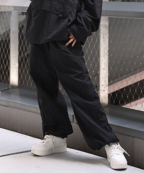 NUN（エヌユーエヌ）の「ＮＵＮ ナイロンパンツ（その他パンツ・レディース・ブラック/オフホワイト/ブルー・MEDIUM/LARGE）」の2枚目の写真