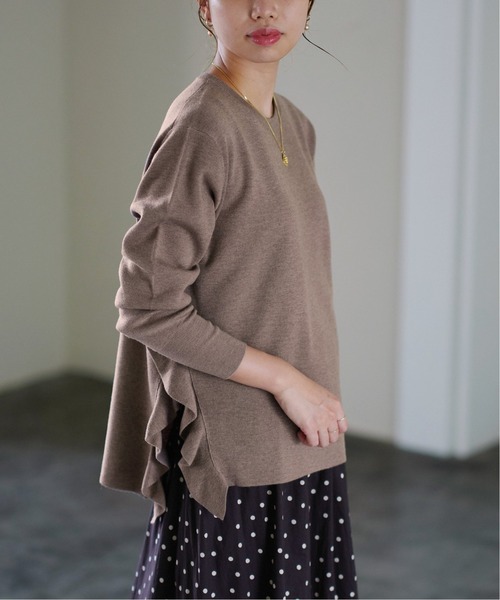 La TOTALITE（ラトータリテ）の「ミラノリブサイドフリルプルオーバー（ニット/セーター・レディース・ブラウン/ブルー/ベージュ/ブラック・FREE）」の4枚目の写真