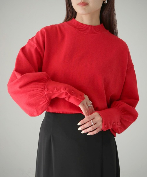 cheriella(シェリエラ)の「【cheriella】WEB限定袖ボタンボリュームハイネックサスティナニット(ニット/セーター・レディース・ブラック/ネイビー/レッド/オフホワイト/カーキ/ダークグリーン/アイボリー・M)」の7枚目の写真