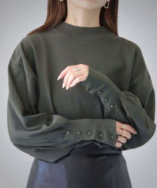 cheriella(シェリエラ)の「【cheriella】WEB限定袖ボタンボリュームハイネックサスティナニット(ニット/セーター・レディース・ブラック/ネイビー/レッド/オフホワイト/カーキ/ダークグリーン/アイボリー・M)」の5枚目の写真