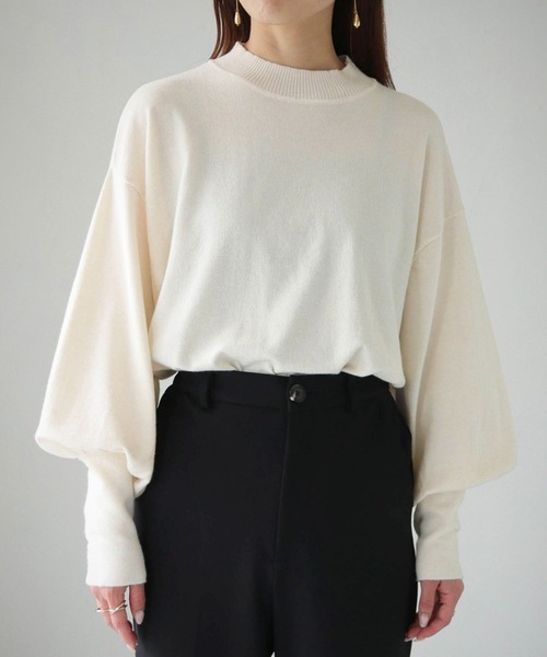 cheriella(シェリエラ)の「【cheriella】WEB限定袖ボタンボリュームハイネックサスティナニット(ニット/セーター・レディース・ブラック/ネイビー/レッド/オフホワイト/カーキ/ダークグリーン/アイボリー・M)」の3枚目の写真