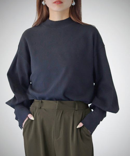 cheriella(シェリエラ)の「【cheriella】WEB限定袖ボタンボリュームハイネックサスティナニット(ニット/セーター・レディース・ブラック/ネイビー/レッド/オフホワイト/カーキ/ダークグリーン/アイボリー・M)」の2枚目の写真