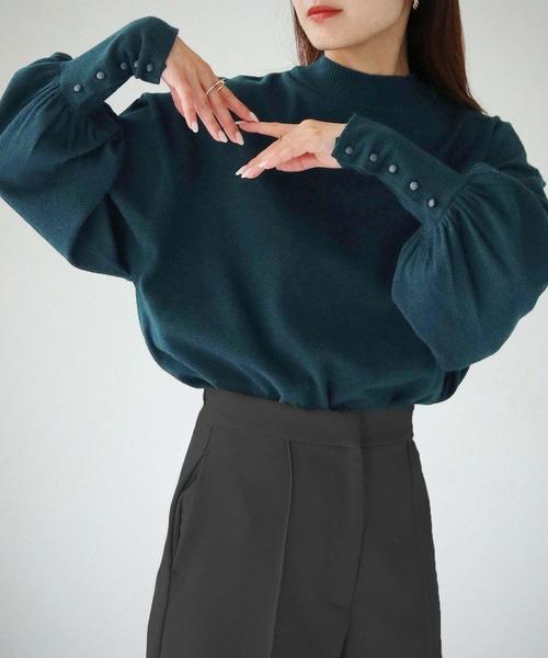 cheriella(シェリエラ)の「【cheriella】WEB限定袖ボタンボリュームハイネックサスティナニット(ニット/セーター・レディース・ブラック/ネイビー/レッド/オフホワイト/カーキ/ダークグリーン/アイボリー・M)」の15枚目の写真