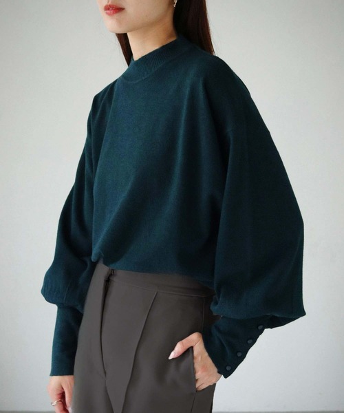 cheriella(シェリエラ)の「【cheriella】WEB限定袖ボタンボリュームハイネックサスティナニット(ニット/セーター・レディース・ブラック/ネイビー/レッド/オフホワイト/カーキ/ダークグリーン/アイボリー・M)」の17枚目の写真