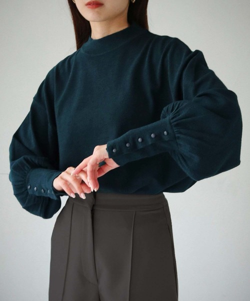 cheriella(シェリエラ)の「【cheriella】WEB限定袖ボタンボリュームハイネックサスティナニット(ニット/セーター・レディース・ブラック/ネイビー/レッド/オフホワイト/カーキ/ダークグリーン/アイボリー・M)」の14枚目の写真