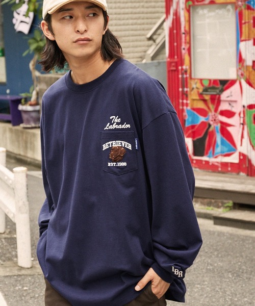 Labrador Retriever（ラブラドールリトリーバー）の「Labrador Retriever/ラブラドールレトリーバー 別注 カレッジロゴ刺繍 ビッグシルエット長袖ポケットTシャツ（Tシャツ/カットソー・メンズ・アイボリー/グリーン/ホワイト/スミクロ/ネイビー/ブラウン・L/M）」の6枚目の写真