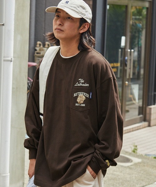 Labrador Retriever（ラブラドールリトリーバー）の「Labrador Retriever/ラブラドールレトリーバー 別注 カレッジロゴ刺繍 ビッグシルエット長袖ポケットTシャツ（Tシャツ/カットソー・メンズ・アイボリー/グリーン/ホワイト/スミクロ/ネイビー/ブラウン・L/M）」の4枚目の写真