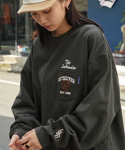 Labrador Retriever（ラブラドールリトリーバー）の「Labrador Retriever/ラブラドールレトリーバー 別注 カレッジロゴ刺繍 ビッグシルエット長袖ポケットTシャツ（Tシャツ/カットソー・メンズ・アイボリー/グリーン/ホワイト/スミクロ/ネイビー/ブラウン・L/M）」の3枚目の写真