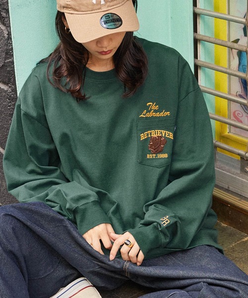 Labrador Retriever（ラブラドールリトリーバー）の「Labrador Retriever/ラブラドールレトリーバー 別注 カレッジロゴ刺繍 ビッグシルエット長袖ポケットTシャツ（Tシャツ/カットソー・メンズ・アイボリー/グリーン/ホワイト/スミクロ/ネイビー/ブラウン・L/M）」の5枚目の写真