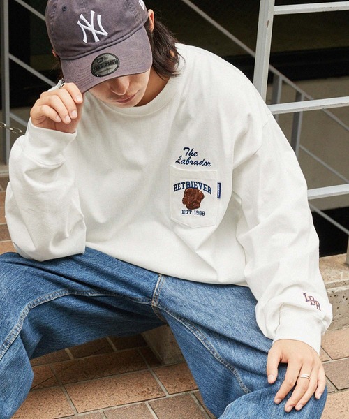 Labrador Retriever（ラブラドールリトリーバー）の「Labrador Retriever/ラブラドールレトリーバー 別注 カレッジロゴ刺繍 ビッグシルエット長袖ポケットTシャツ（Tシャツ/カットソー・メンズ・アイボリー/グリーン/ホワイト/スミクロ/ネイビー/ブラウン・L/M）」の10枚目の写真