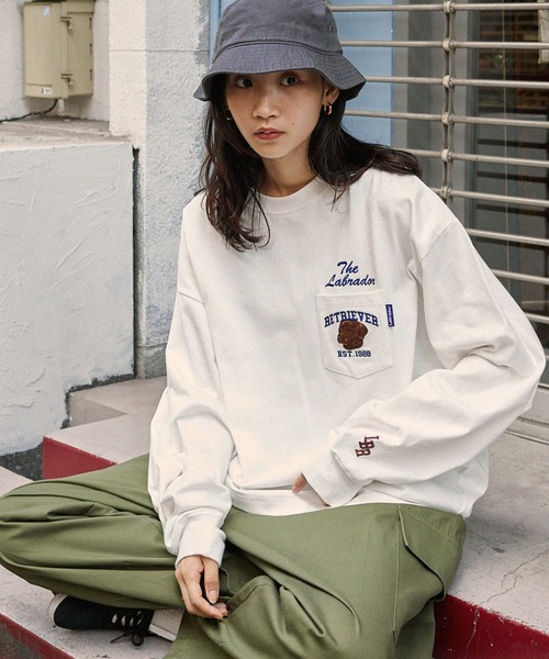 Labrador Retriever（ラブラドールリトリーバー）の「Labrador Retriever/ラブラドールレトリーバー 別注 カレッジロゴ刺繍 ビッグシルエット長袖ポケットTシャツ（Tシャツ/カットソー・メンズ・アイボリー/グリーン/ホワイト/スミクロ/ネイビー/ブラウン・L/M）」の16枚目の写真