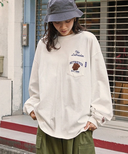 Labrador Retriever（ラブラドールリトリーバー）の「Labrador Retriever/ラブラドールレトリーバー 別注 カレッジロゴ刺繍 ビッグシルエット長袖ポケットTシャツ（Tシャツ/カットソー・メンズ・アイボリー/グリーン/ホワイト/スミクロ/ネイビー/ブラウン・L/M）」の17枚目の写真