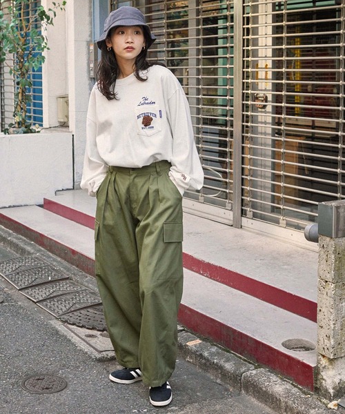 Labrador Retriever（ラブラドールリトリーバー）の「Labrador Retriever/ラブラドールレトリーバー 別注 カレッジロゴ刺繍 ビッグシルエット長袖ポケットTシャツ（Tシャツ/カットソー・メンズ・アイボリー/グリーン/ホワイト/スミクロ/ネイビー/ブラウン・L/M）」の19枚目の写真