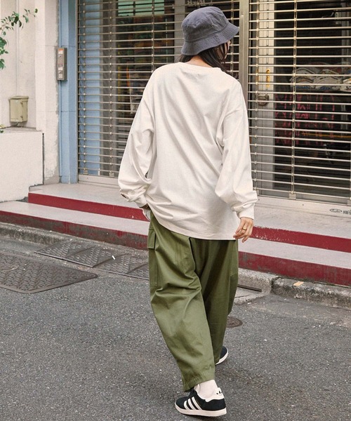 Labrador Retriever（ラブラドールリトリーバー）の「Labrador Retriever/ラブラドールレトリーバー 別注 カレッジロゴ刺繍 ビッグシルエット長袖ポケットTシャツ（Tシャツ/カットソー・メンズ・アイボリー/グリーン/ホワイト/スミクロ/ネイビー/ブラウン・L/M）」の20枚目の写真