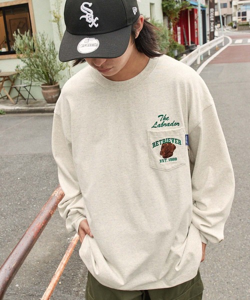 Labrador Retriever（ラブラドールリトリーバー）の「Labrador Retriever/ラブラドールレトリーバー 別注 カレッジロゴ刺繍 ビッグシルエット長袖ポケットTシャツ（Tシャツ/カットソー・メンズ・アイボリー/グリーン/ホワイト/スミクロ/ネイビー/ブラウン・L/M）」の21枚目の写真