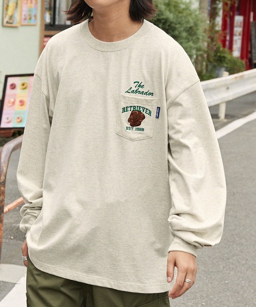 Labrador Retriever（ラブラドールリトリーバー）の「Labrador Retriever/ラブラドールレトリーバー 別注 カレッジロゴ刺繍 ビッグシルエット長袖ポケットTシャツ（Tシャツ/カットソー・メンズ・アイボリー/グリーン/ホワイト/スミクロ/ネイビー/ブラウン・L/M）」の22枚目の写真
