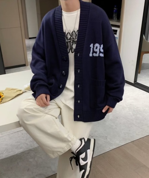 MGV(エムジーヴィー)の「”1991”ワンポイントカーディガン(カーディガン/ボレロ・メンズ・ブラック/ブルー・MEDIUM/LARGE/X-LARGE)」の1枚目の写真