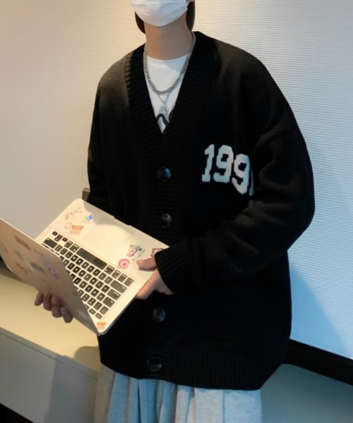MGV(エムジーヴィー)の「”1991”ワンポイントカーディガン(カーディガン/ボレロ・メンズ・ブラック/ブルー・MEDIUM/LARGE/X-LARGE)」の2枚目の写真