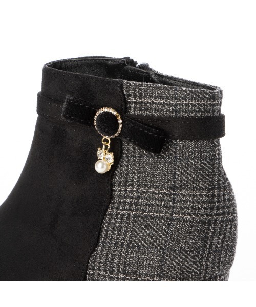 Realta（レアルタ）の「Realta(レアルタ)ビジューチャーム付き厚底フラワーカットショートブーツ（ブーツ・レディース・ブラック系その他/ブラウン系その他/ブラック・L/M/S/LL）」の17枚目の写真