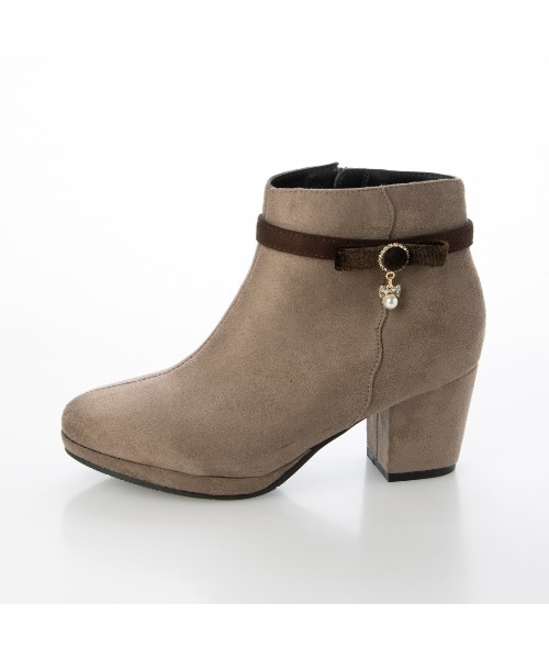 Realta（レアルタ）の「Realta(レアルタ)ビジューチャーム付き厚底フラワーカットショートブーツ（ブーツ・レディース・ブラック系その他/ブラウン系その他/ブラック・L/M/S/LL）」の15枚目の写真