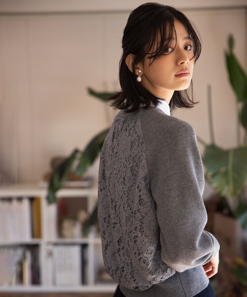 組曲(クミキョク)の「【選べる8色展開・春まで使える!】バックレースカラー ニット(ニット/セーター・レディース・アイボリー系/ネイビー系/レッド系/ライトグレー系/グリーン系/ピンク系/イエロー系/ローズ系・2)」の2枚目の写真