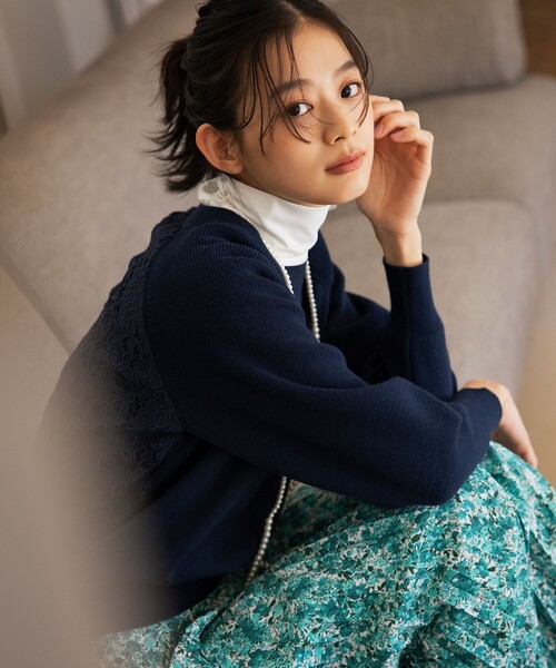 組曲(クミキョク)の「【選べる8色展開・春まで使える!】バックレースカラー ニット(ニット/セーター・レディース・アイボリー系/ネイビー系/レッド系/ライトグレー系/グリーン系/ピンク系/イエロー系/ローズ系・2)」の5枚目の写真