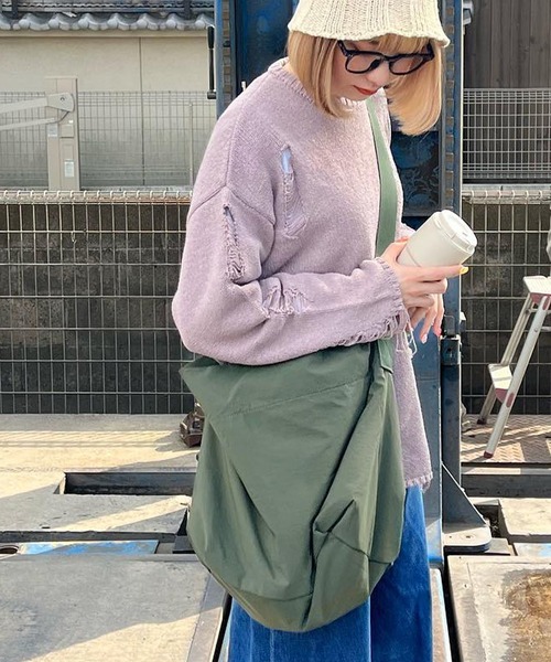 Snap club（スナップクラブ）の「【Snap club】ドロストナイロンショルダーバック（ショルダーバッグ・レディース・ブラック/カーキ/アイボリー/ブルー・FREE）」の4枚目の写真